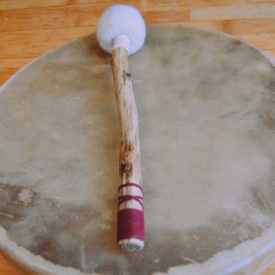 Trommelschlegel aus Holz mit rotem Lederband (40cm)